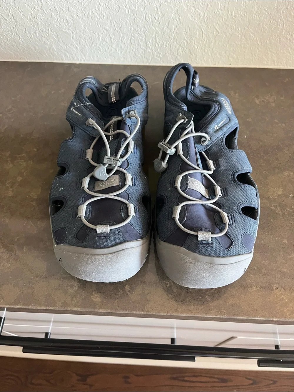 NWOT Navy Men’s Keens size 12